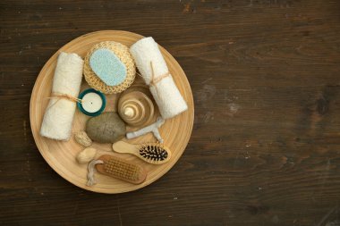 Üstten görünüm çeşitli spa ürünleri ve ahşap bir masaya rahatlamak için