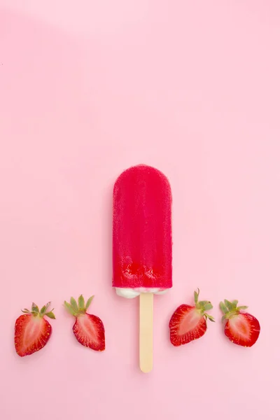 Ghiacciolo Alla Fragola Con Fragola Fresca Fondo Rosa — Foto Stock