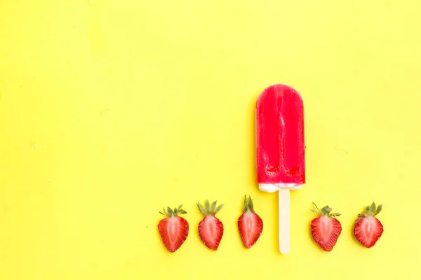 Erdbeer Eis Stiel Mit Frischen Erdbeeren Auf Gelbem Hintergrund — Stockfoto