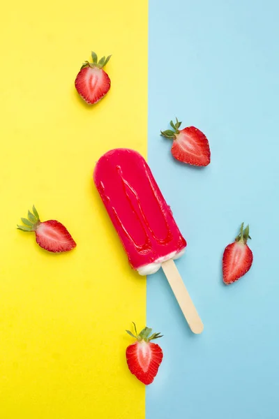 Ghiacciolo Alla Fragola Con Fragola Fresca Fondo Giallo Blu — Foto Stock