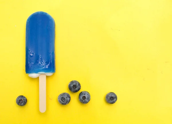 Blueberry Popsicle Fresh Blueberry Yellow Background — Stock Photo, Image