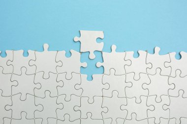 Mavi bir arka plan üzerinde beyaz bulmaca parçası eksik