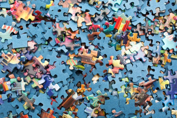 Molti Pezzi Puzzle Una Scatola Pronta Fare — Foto Stock