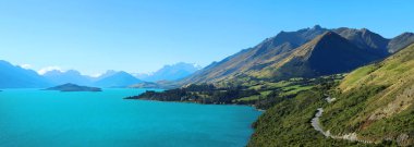 Güzel manzara dağlarla çevrili Wakatipu Gölü