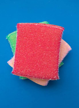 Üzerinde mavi bir arka plan temizleme için üç süngerler