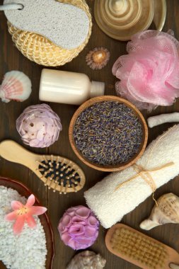 Üstten görünüm çeşitli spa ürünleri ve ahşap bir masa üzerine etkisi