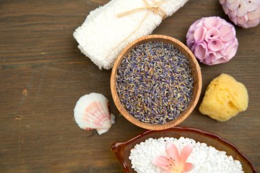 Üstten görünüm çeşitli spa ürünleri ve ahşap bir masa üzerine etkisi