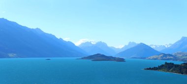 Güzel manzara dağlarla çevrili Wakatipu Gölü