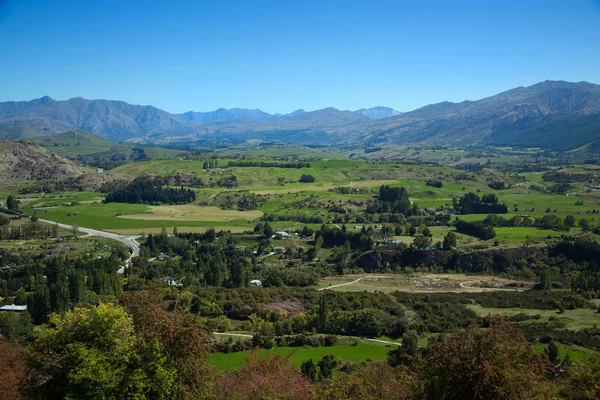 Queenstown Onun Dağlar Tepeler Yeşil Peyzaj Yakınındaki Güzel Göl Lçe — Stok fotoğraf