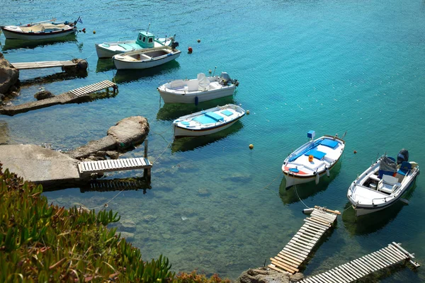 Barco Pesca Frente Pueblo Pescadores Azules Isla Milos Grecia — Foto de Stock