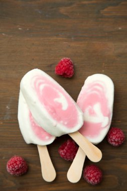 Meyvenin sorbe ve yoğurt ile ahşap bir masa üzerinde ahududu buzlu şeker