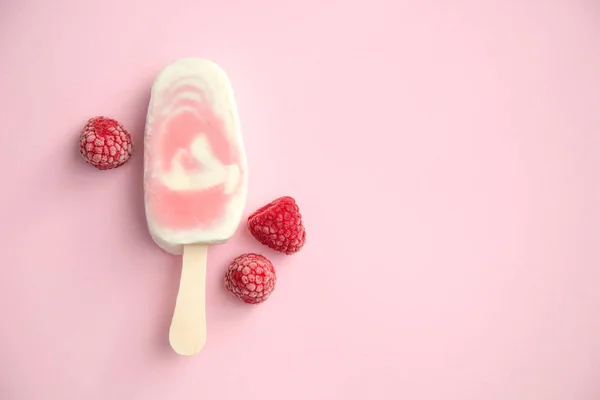 Beerensorbet Und Joghurt Eis Stiel Mit Himbeere Auf Blassrosa Hintergrund — Stockfoto