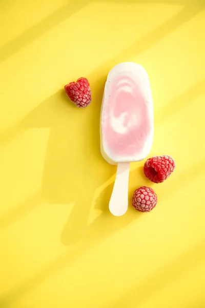 Sorbetto Bacche Ghiacciolo Yogurt Con Lampone Sfondo Giallo — Foto Stock