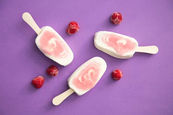 Tre Sorbetto Bacche Ghiacciolo Yogurt Con Lampone Sfondo Viola — Foto Stock