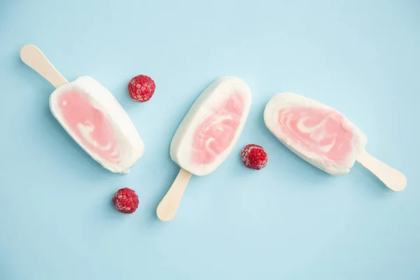 Három Bogyó Sorbet Joghurt Popsicle Málna Halvány Kék Háttérrel — Stock Fotó