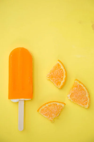 Popsicle Orange Avec Quelques Tranches Orange Sur Fond Jaune — Photo