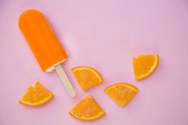 Popsicle Orange Avec Quelques Tranches Orange Sur Fond Rose — Photo