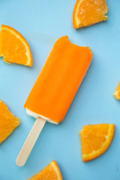 Paleta Naranja Con Pocas Rodajas Naranja Sobre Fondo Azul — Foto de Stock