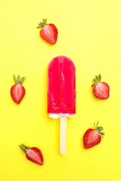 Paleta Fresa Con Fresa Fresca Sobre Fondo Amarillo — Foto de Stock