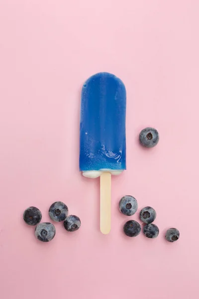 Paleta Arándano Con Arándano Fresco Sobre Fondo Rosa — Foto de Stock