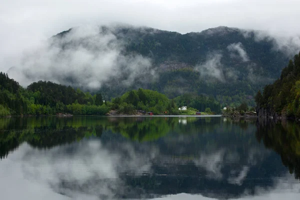 Lage Wolk Klampt Zich Vast Aan Bergwand Fjord Buurt Van — Stockfoto