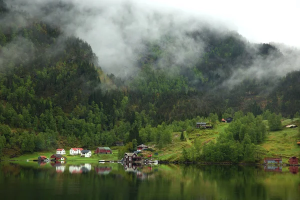 Niskie Chmury Zboczu Góry Fiordzie Pobliżu Bergen Norwegii — Zdjęcie stockowe