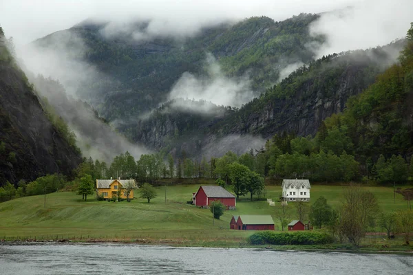 Nuage Bas Accroché Flanc Montagne Dans Fjord Près Bergen Norvège — Photo