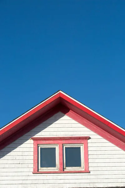 赤で屋上の詳細と 典型的な木製の白は マドレーヌ諸島 カナダの家します コピー スペース ロイヤリティフリーのストック写真