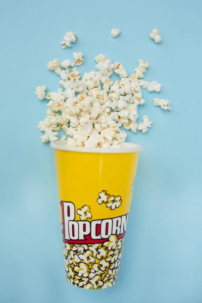 Top View Yellow Container Full Fresh Popcorn Blue Background — Stock Photo, Image