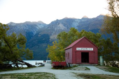 Kırmızı tekne evi yakın Yeni Zelanda Glenorchy Güney Adası'nda Wakatipu göl