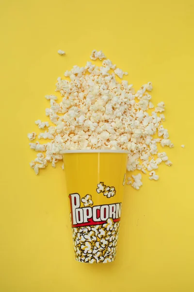 Top View Yellow Container Full Fresh Popcorn Yellow Table — Stock Photo, Image