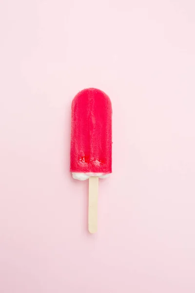 Ghiacciolo Alla Fragola Con Fragola Fresca Fondo Rosa — Foto Stock