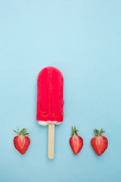 Ghiacciolo Alla Fragola Con Fragola Fresca Fondo Blu — Foto Stock