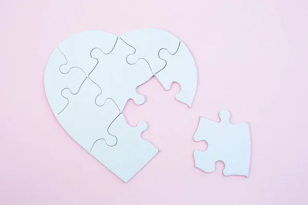 Srdce Bílé Puzzle Chybějící Kus Růžovém Pozadí — Stock fotografie