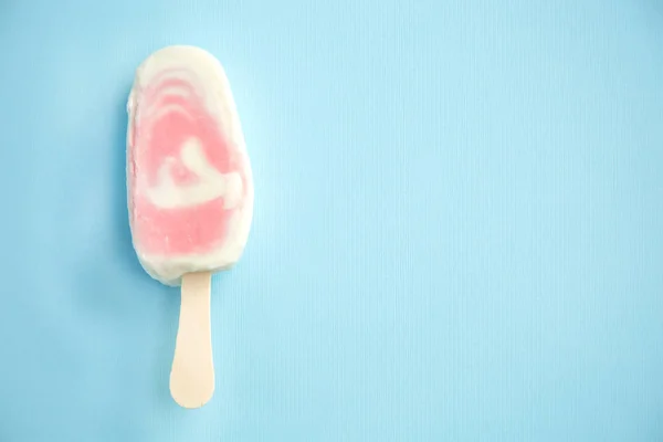 Sorbete Bayas Paleta Yogur Con Frambuesa Sobre Fondo Azul Pálido — Foto de Stock