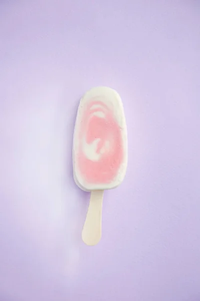 Sorbetto Bacche Ghiacciolo Yogurt Con Lampone Sfondo Lilla — Foto Stock