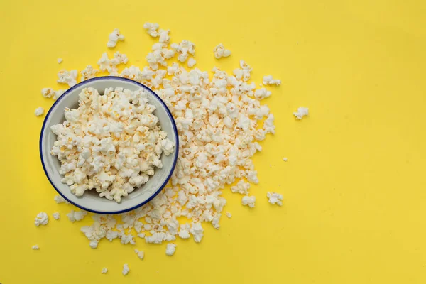 Top View Yellow Container Full Fresh Popcorn Yellow Table — Stock Photo, Image