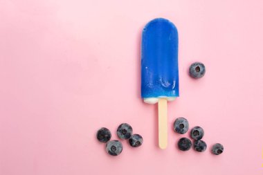 Yaban mersini buzlu şeker pembe bir arka plan üzerinde taze yaban mersini ile