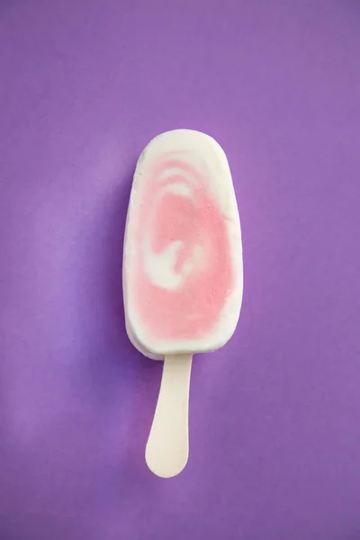 Sorbetto Bacche Ghiacciolo Yogurt Con Lampone Sfondo Viola — Foto Stock
