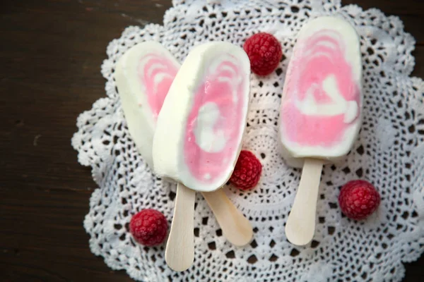 Sorbetto Bacca Ghiacciolo Yogurt Con Lampone Tavolo Legno — Foto Stock