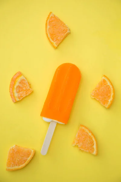 Popsicle Orange Avec Quelques Tranches Orange Sur Fond Jaune — Photo
