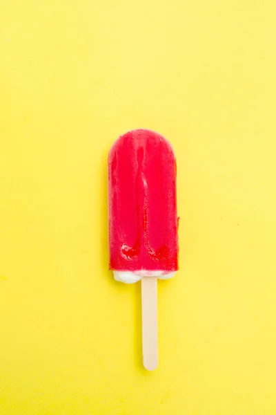 Paleta Fresa Con Helado Sobre Fondo Amarillo — Foto de Stock