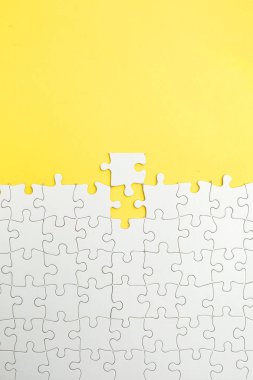 Sarı bir arka plan üzerinde beyaz bulmaca parçası eksik