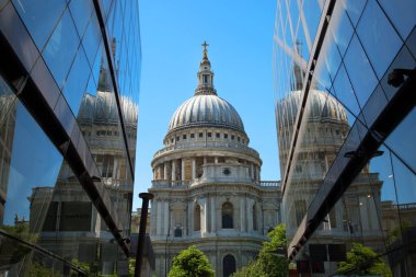 St-Paul's Katedrali ve bulutlu bir gökyüzü ile bir ayna duvar yansıması