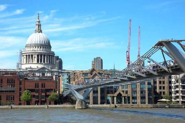 London Verenigd Koninkrijk Juni 2017 Toeristen Lopen Millennium Bridge Naar — Stockfoto