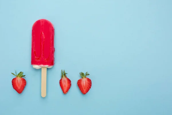 Erdbeer Eis Stiel Mit Frischen Erdbeeren Auf Blauem Hintergrund — Stockfoto