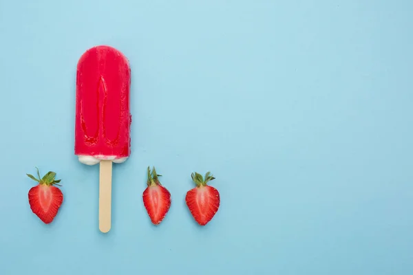 Ghiacciolo Alla Fragola Con Fragola Fresca Fondo Blu — Foto Stock