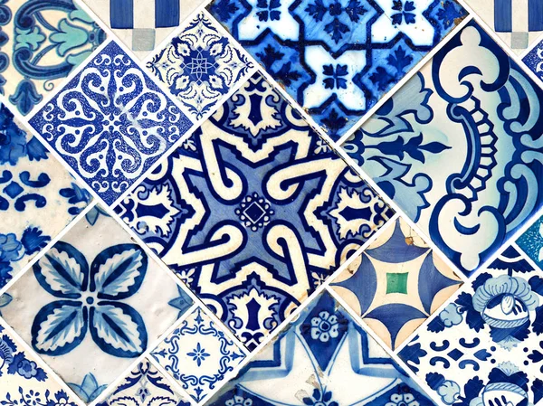 蓝色的葡萄牙传统瓷砖的照片与花 线和图案 — 图库照片