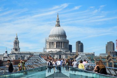 Londra, İngiltere - 10 Haziran 2017: MILENIUM köprüden St. Paul Katedrali için güzel bir güneşli gün Londra'da insanlar