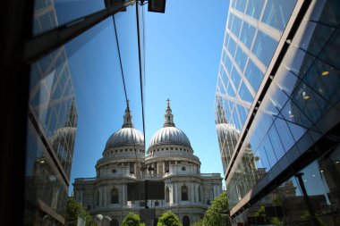 St-Paul's Katedrali ve bulutlu bir gökyüzü ile bir ayna duvar yansıması